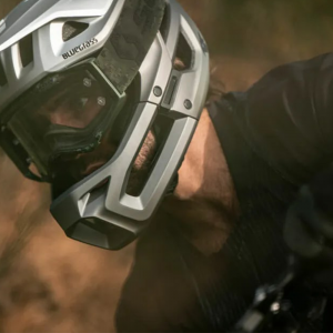 Jak vybrat mezi integrální a klasickou MTB přilbou: Co zvolit a proč?